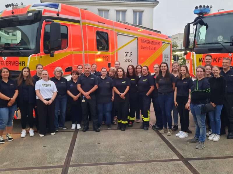 Feuerwehrfrauen des Landkreises Rastatt und Stadtkreises Baden-Baden zur Besichtigung der Werkfeuerwehr im Mercedes-Benz Werk Gaggenau