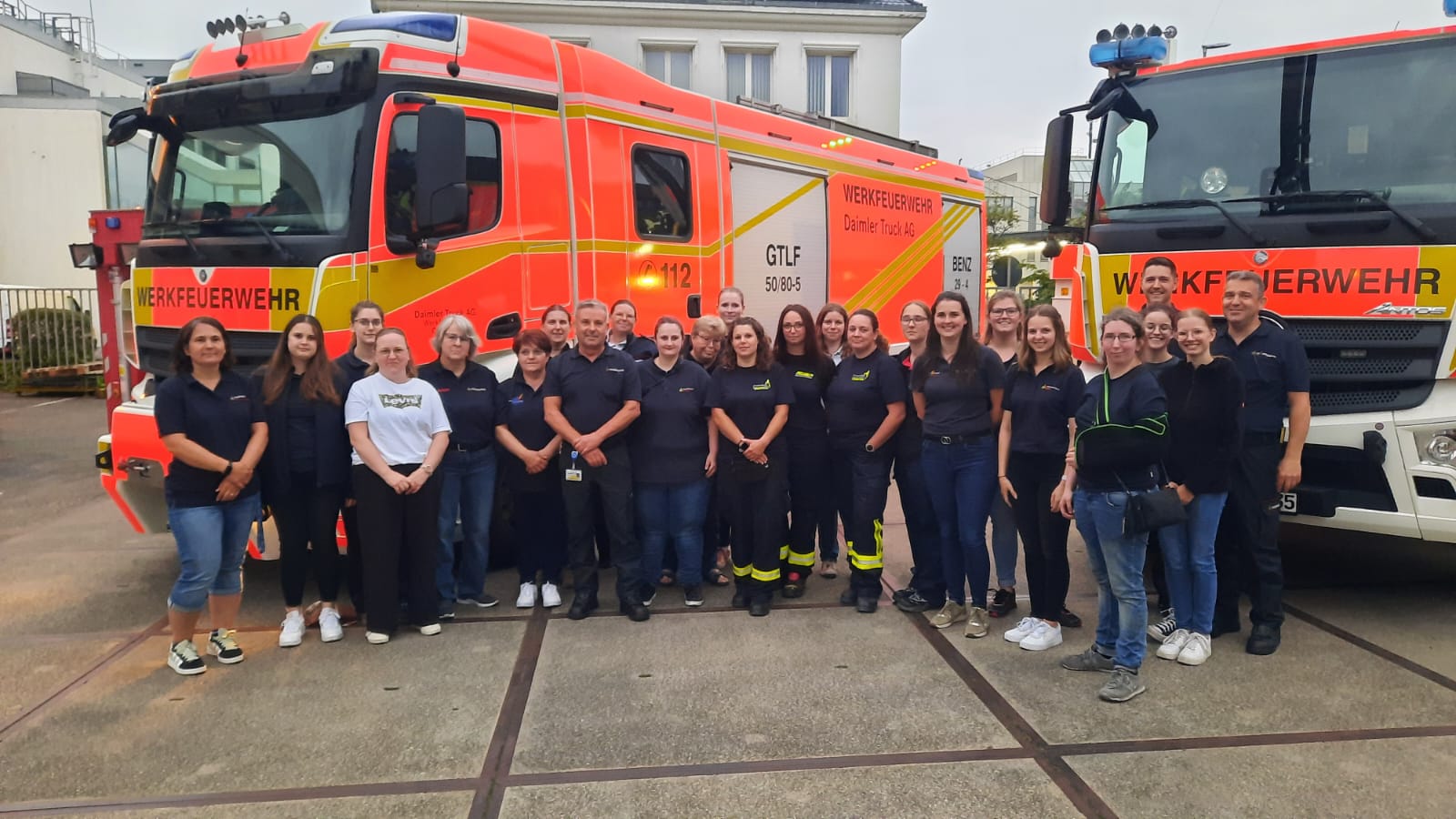Feuerwehrfrauen des Landkreises Rastatt und Stadtkreises Baden-Baden zur Besichtigung der Werkfeuerwehr im Mercedes-Benz Werk Gaggenau